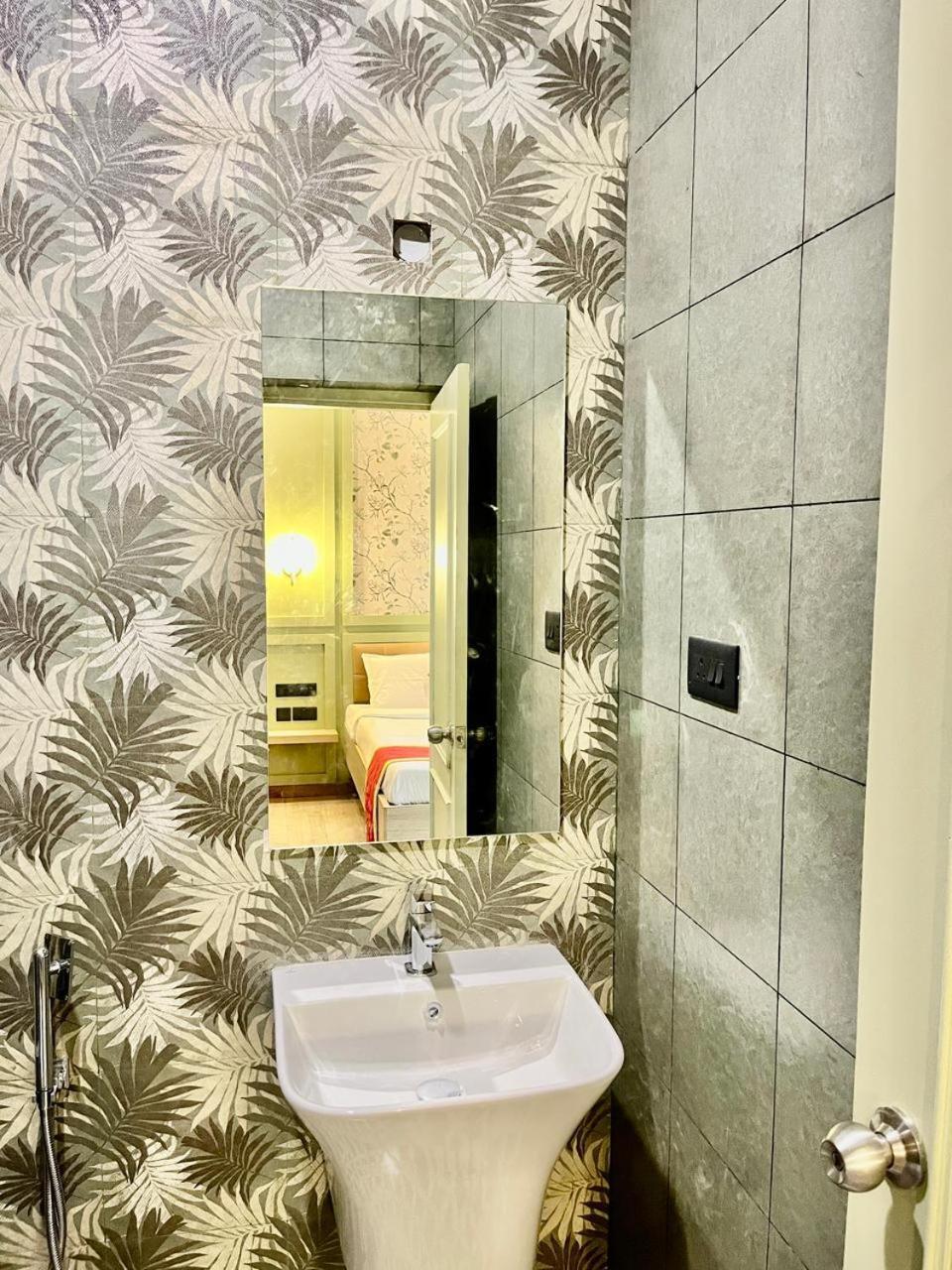 Hotel Castle Manor - Auroville Beach Пондичери Екстериор снимка