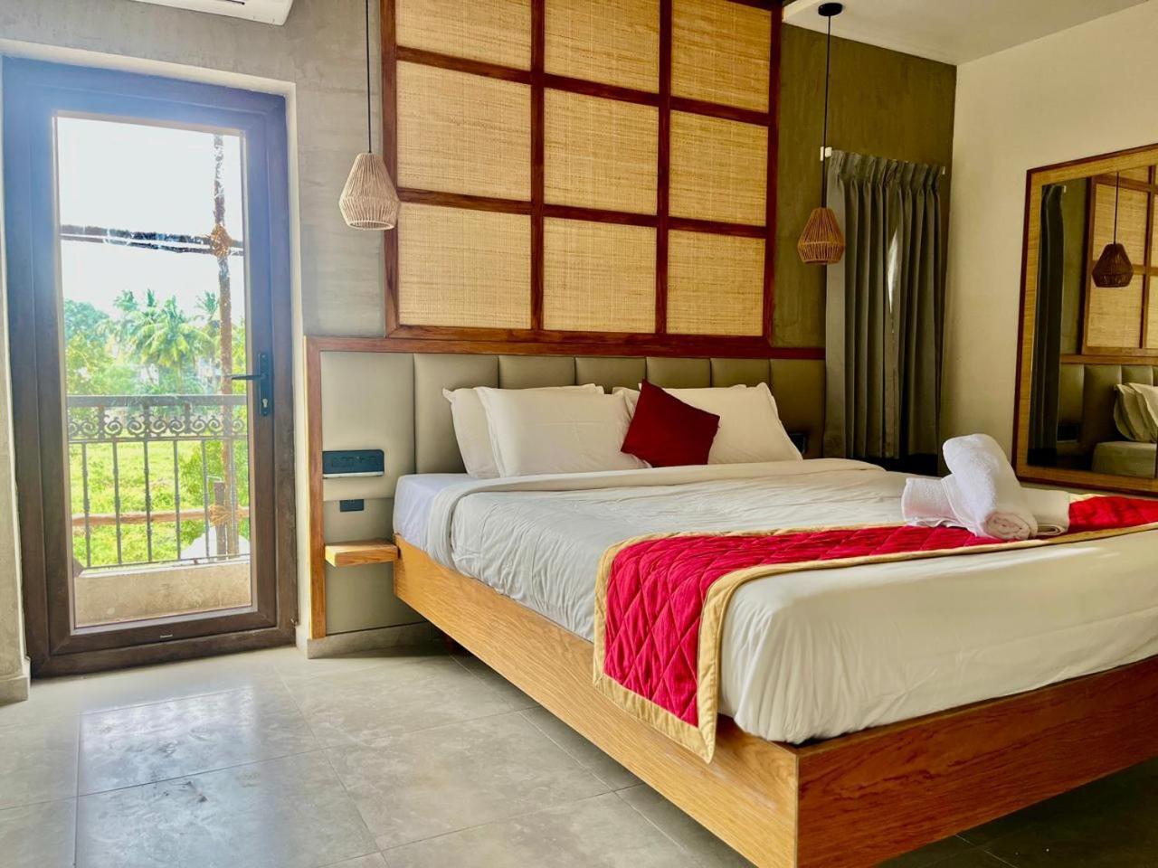 Hotel Castle Manor - Auroville Beach Пондичери Екстериор снимка
