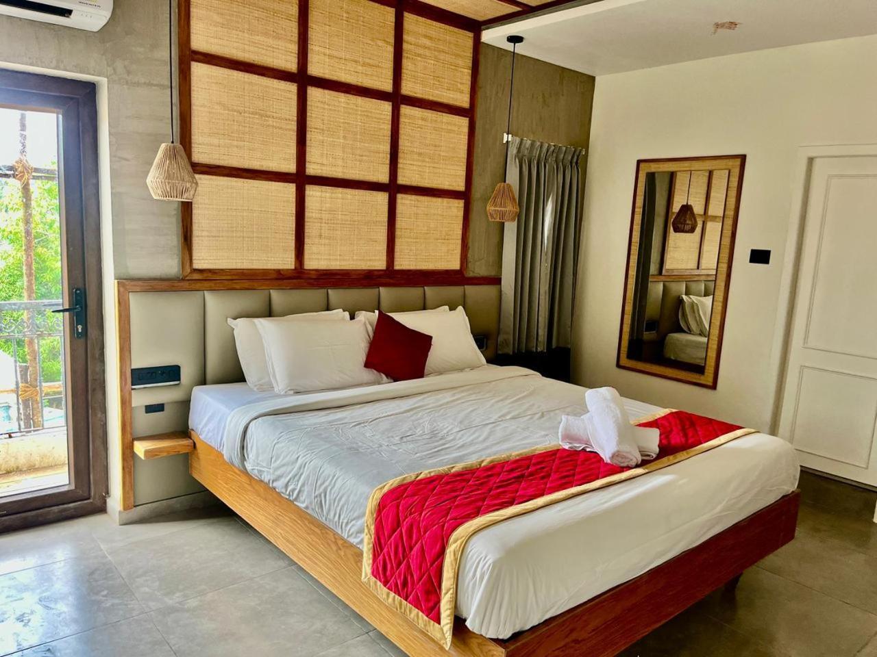Hotel Castle Manor - Auroville Beach Пондичери Екстериор снимка